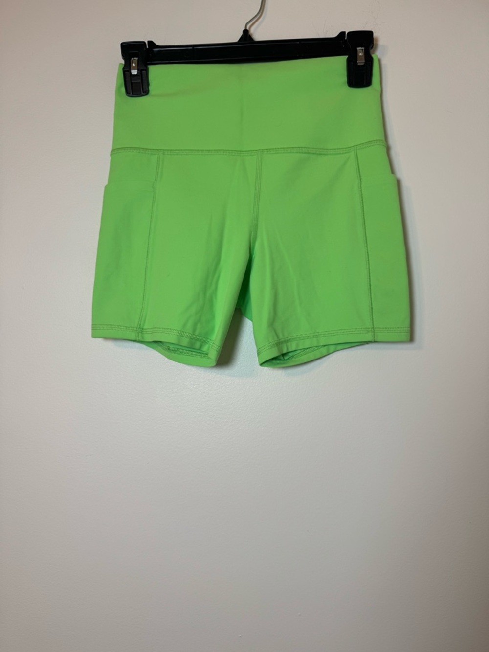 Athleta Salutation Stash Pocket II 5” Shorts Green Size S